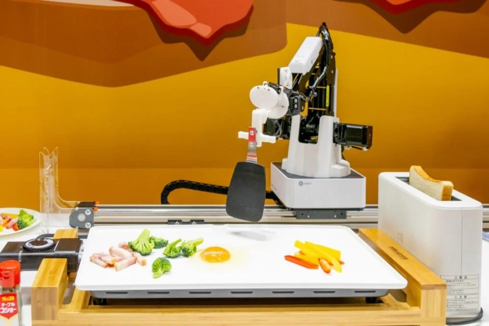 ربات آشپز Dobot می‌تواند صبحانه درست کند و بستنی سرو کند