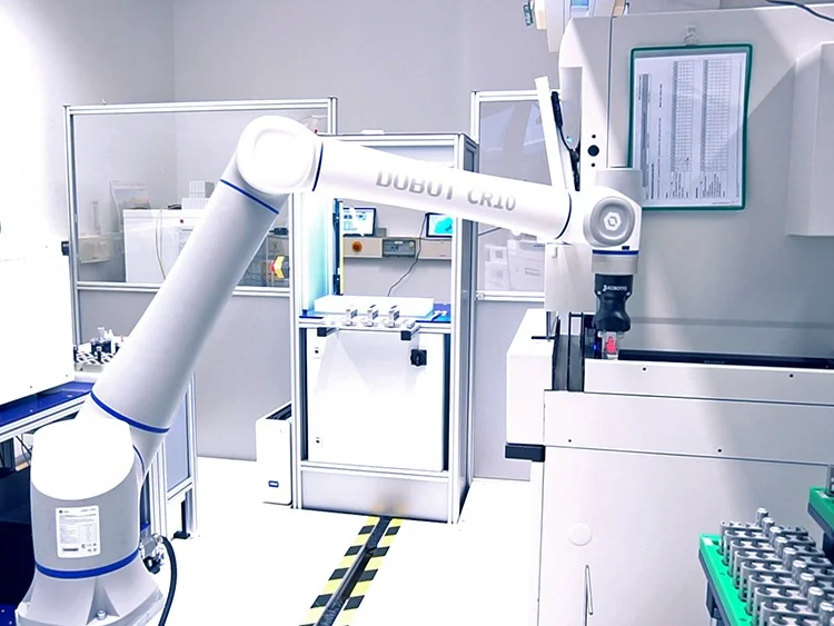 حضور ربات در آزمایشگاه